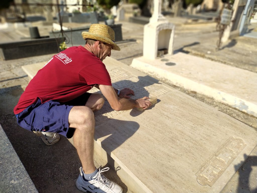 Francisco trabajando en el cementerio de Albacete