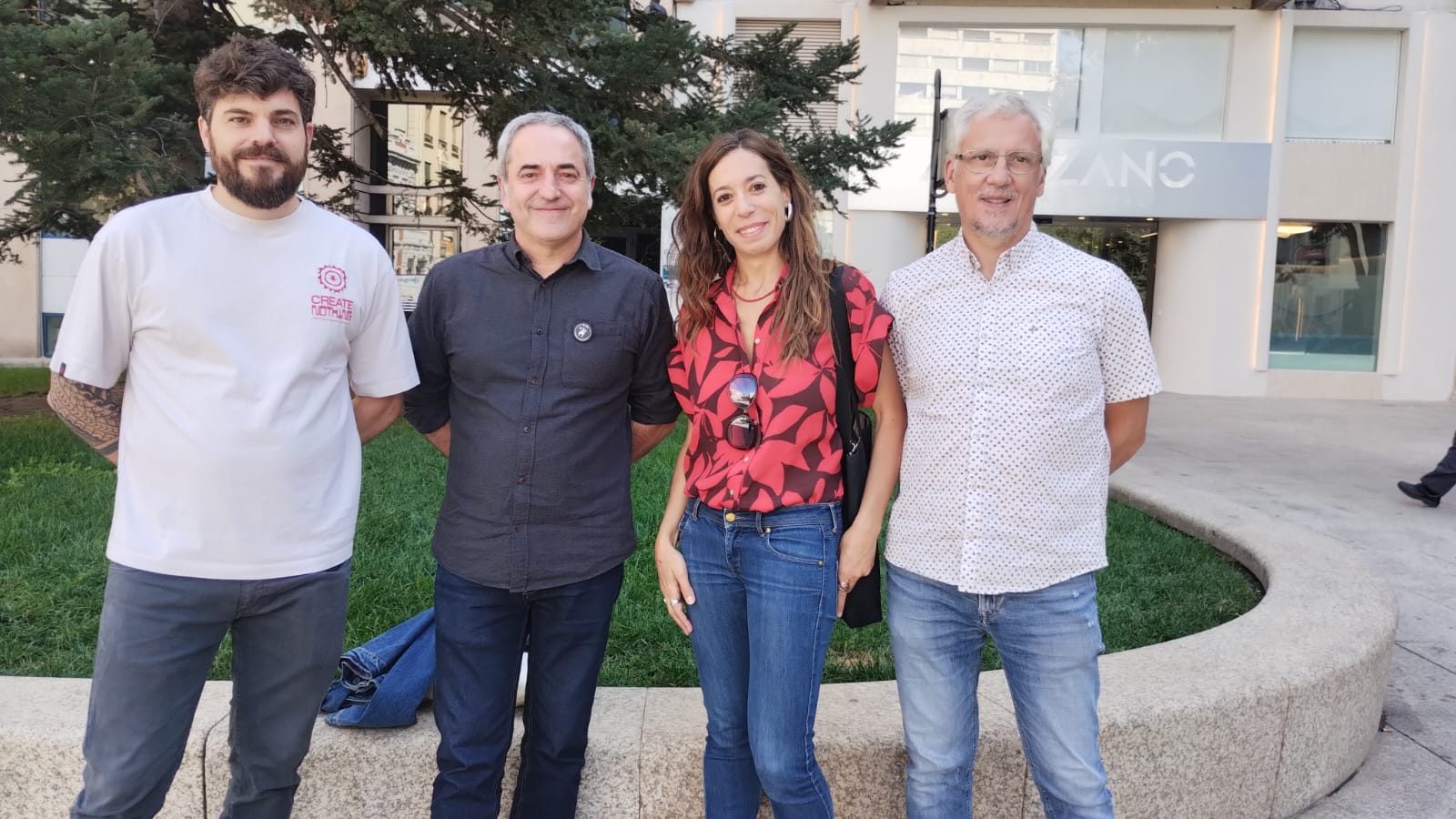 En la imagen, los representantes de ambas entidades durante la firma del acuerdo: Sergio Ochando y Daniel Azaña (Llanero Solidario), junto a Cristina Izarra y Víctor Fachal (Fundación Nexo Empleo).